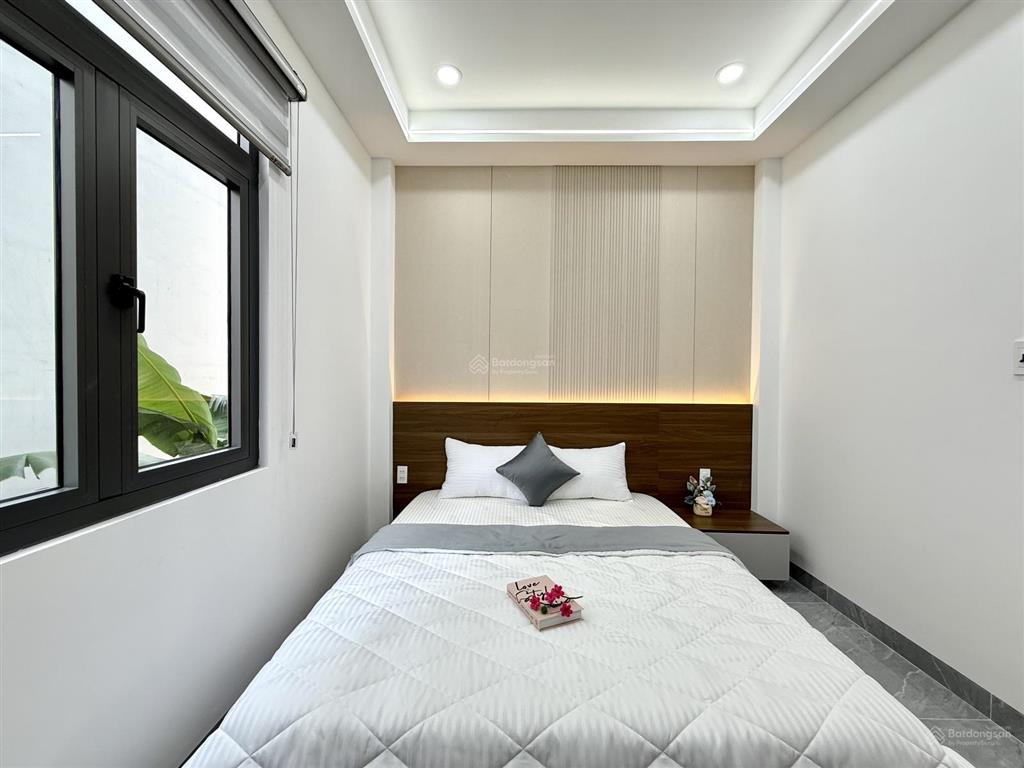 Nhà đường thông xe hơi, bên trường tiểu học, dt 4x13.5m, trệt, 2 lầu, 3pn, sân trước, sân thượng