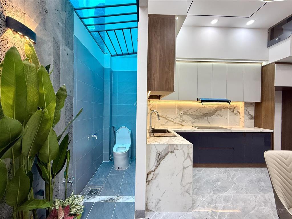 Nhà đường thông xe hơi, bên trường tiểu học, dt 4x13.5m, trệt, 2 lầu, 3pn, sân trước, sân thượng