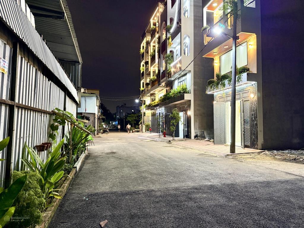 Nhà phố hiện đại, bên chợ, trường học, ubp, dt 4x17m, lửng, 3 lầu, 4pn, hướng bắc, giá 6.7 tỷ