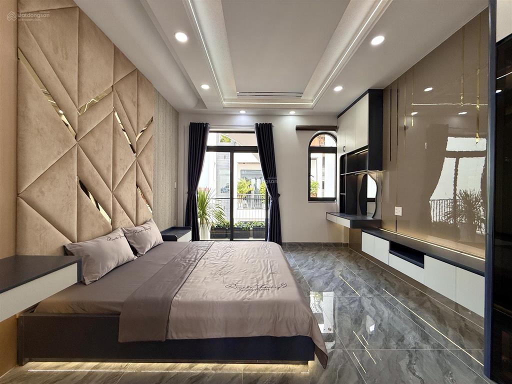 Nhà phố hiện đại, bên chợ, trường học, ubp, dt 4x17m, lửng, 3 lầu, 4pn, hướng bắc, giá 6.7 tỷ