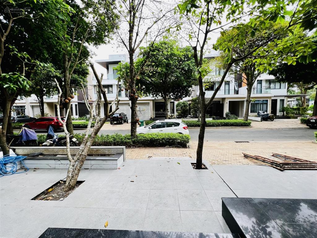 Biệt thự song lập lucasta khang điền 203m2  full nt  cần bán nhanh  sổ hồng riêng  có bv 24/7