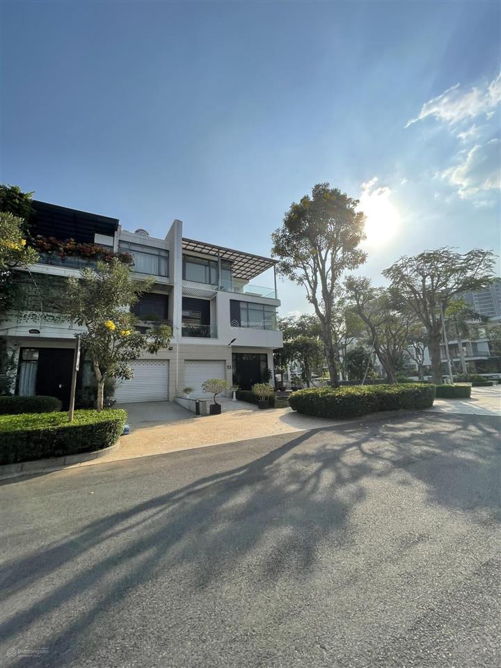 Biệt thự song lập lucasta khang điền 203m2  full nt  cần bán nhanh  sổ hồng riêng  có bv 24/7