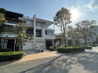 Biệt thự song lập lucasta khang điền 200m2  full nt  cần bán nhanh  sổ hồng riêng  có bv 24/7