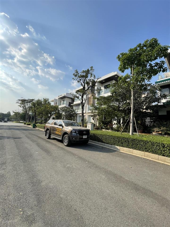 Biệt thự song lập lucasta khang điền 203m2  full nt  cần bán nhanh  sổ hồng riêng  có bv 24/7