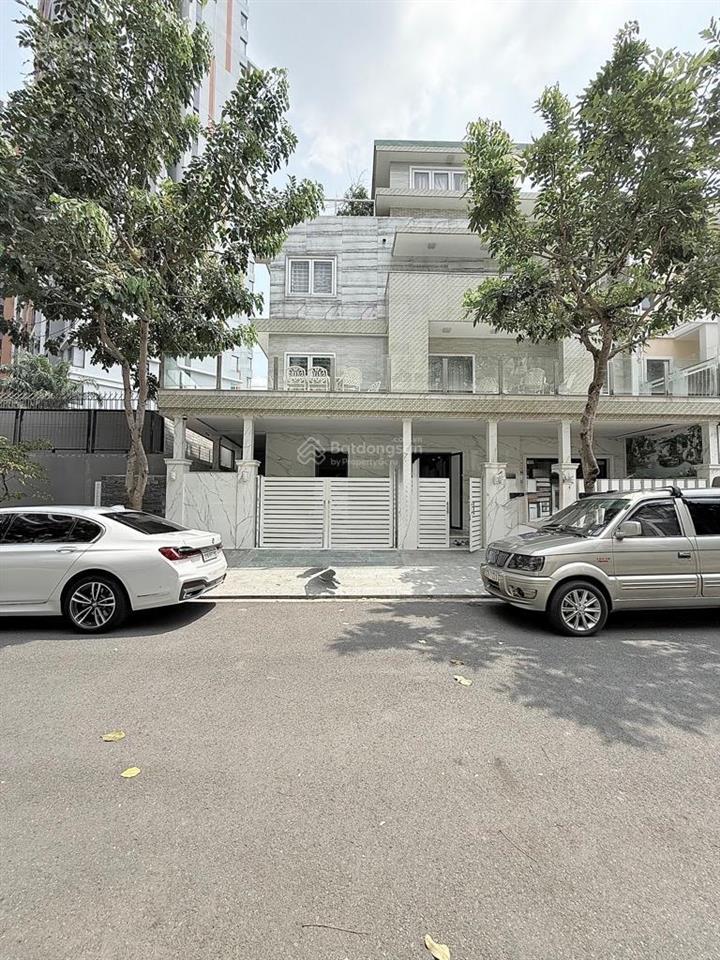 Góc sân vườn mega ruby khang điền  14x11m = 156m2  khu compound an ninh bảo vệ 24/7  full nt