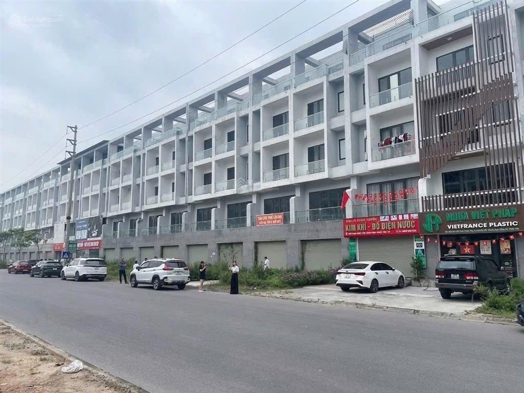 Cần bán duy nhất 1 căn shophouse mặt đường rộng 45m với 8m mặt tiền gần kcn đang san lấp mặt bằng