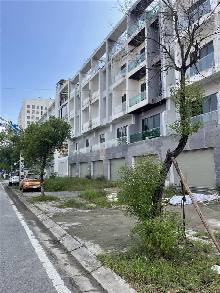 Cần bán duy nhất 1 căn shophouse mặt đường rộng 45m với 8m mặt tiền gần kcn đang san lấp mặt bằng