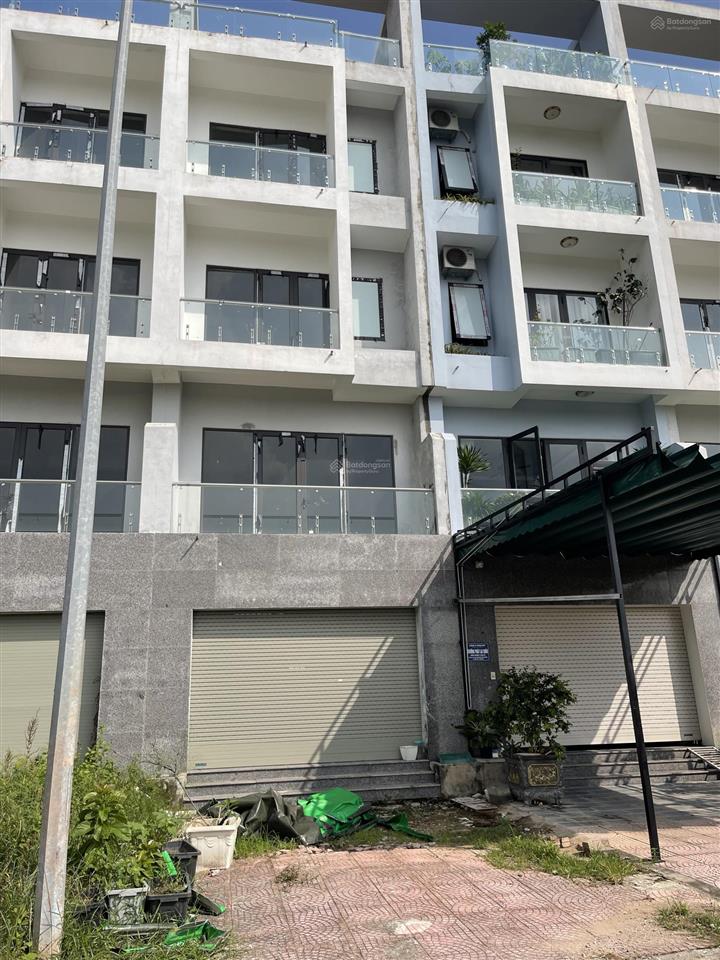 Cần bán duy nhất 1 căn shophouse mặt đường rộng 45m với 8m mặt tiền gần kcn đang san lấp mặt bằng