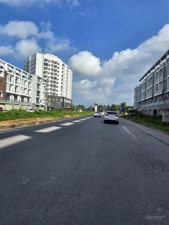 Cần bán duy nhất 1 căn shophouse mặt đường rộng 45m với 8m mặt tiền gần kcn đang san lấp mặt bằng