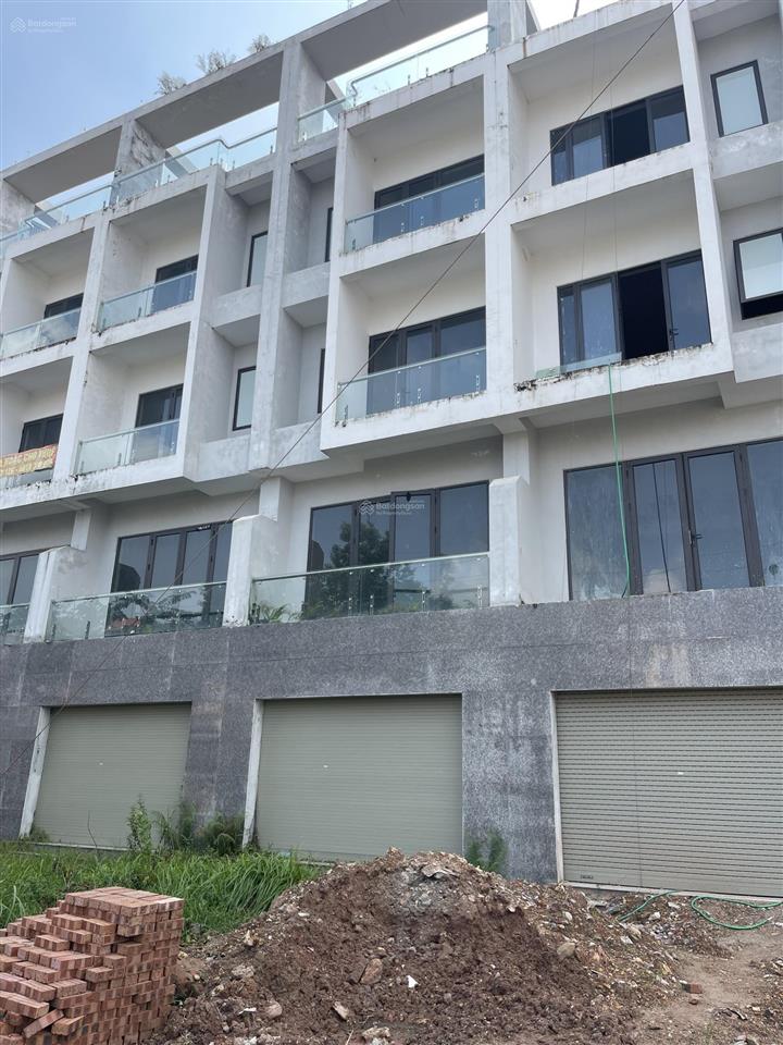 Cần bán duy nhất 1 căn shophouse mặt đường rộng 45m với 8m mặt tiền gần kcn đang san lấp mặt bằng