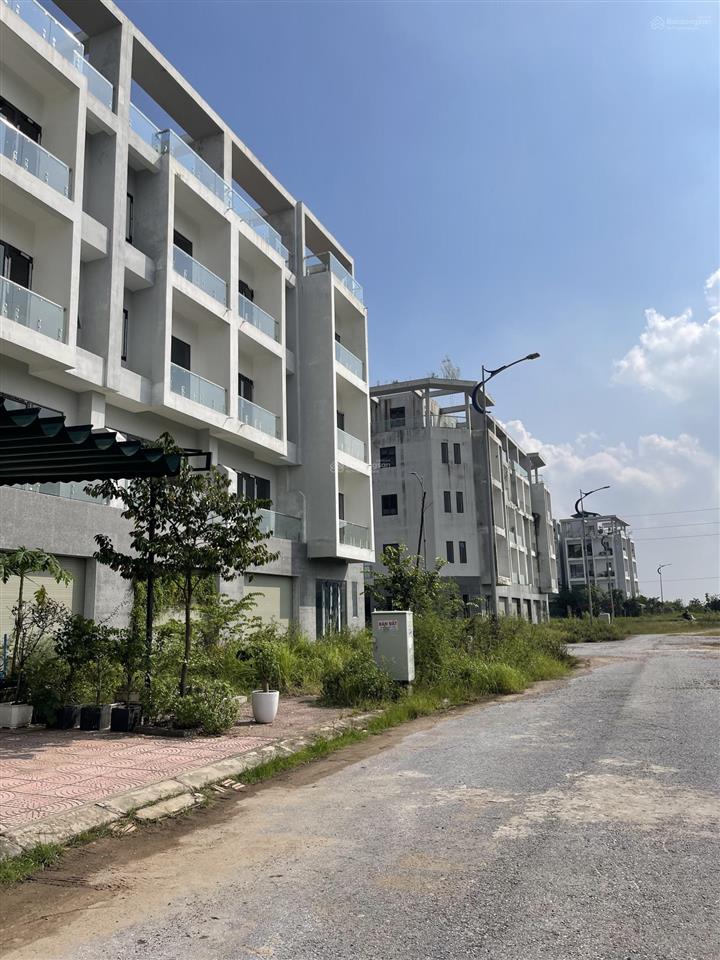 Cần bán duy nhất 1 căn shophouse mặt đường rộng 45m với 8m mặt tiền gần kcn đang san lấp mặt bằng