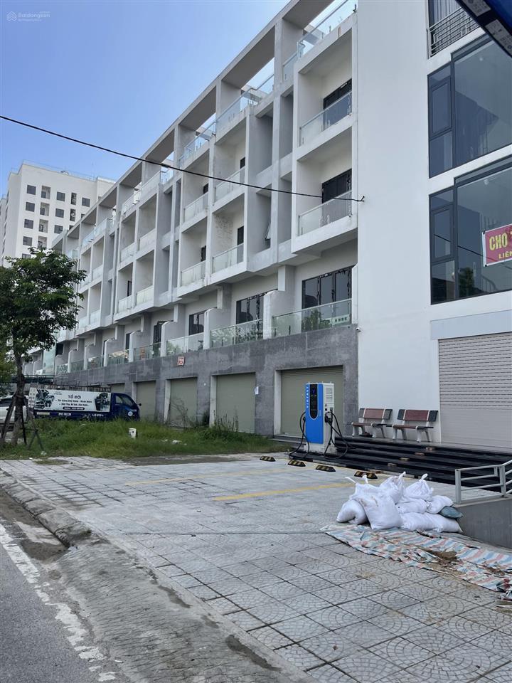 Cần bán duy nhất 1 căn shophouse mặt đường rộng 45m với 8m mặt tiền gần kcn đang san lấp mặt bằng