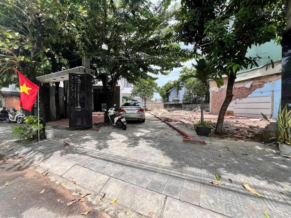 Bán gấp đất mặt tiền, xung quanh toàn nhà đẹp, khu dân trí cao, vuông vức