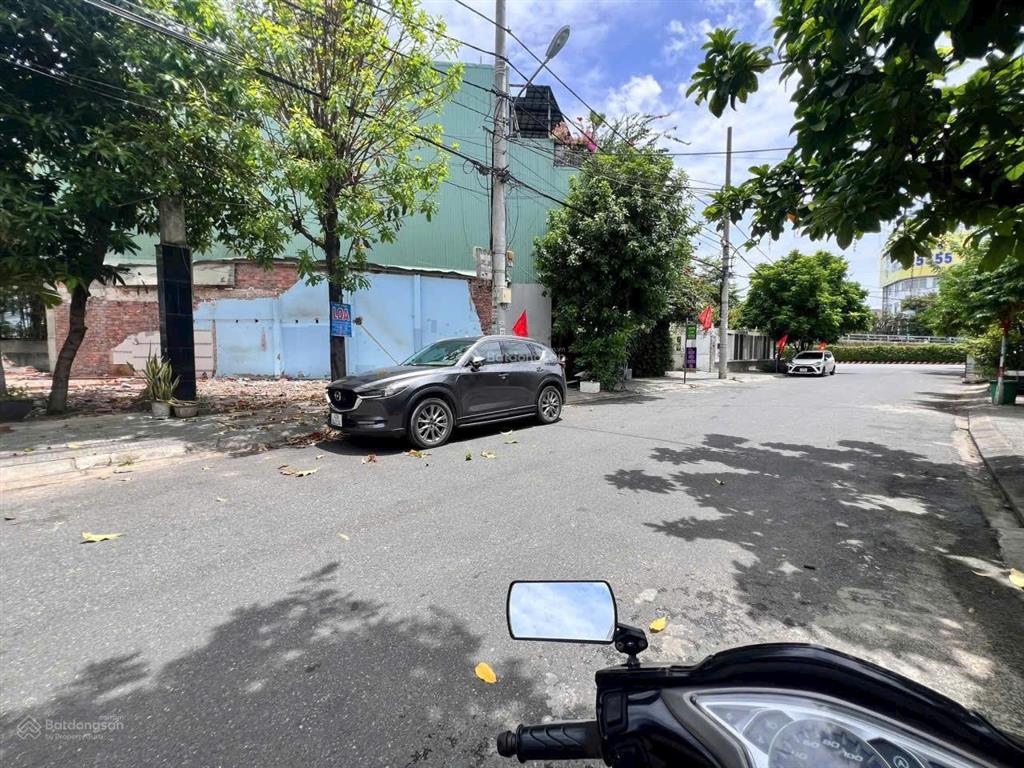 Bán gấp đất mặt tiền, xung quanh toàn nhà đẹp, khu dân trí cao, vuông vức