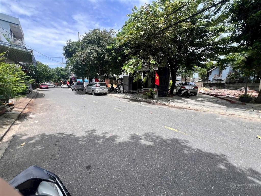 Bán gấp đất mặt tiền, xung quanh toàn nhà đẹp, khu dân trí cao, vuông vức