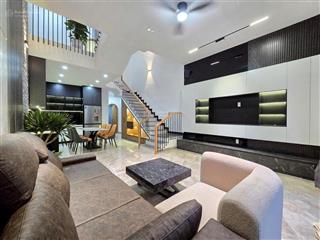 Bán gấp nhà 3 mê mặt tiền, gần biển, full nội thất, đủ tiện ích xung quanh, sân thượng trước sau