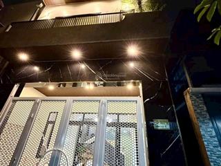 Bán gấp nhà 3 tầng trung tâm tp, full nội thất, đủ tiện ích xung quanh, giá tốt