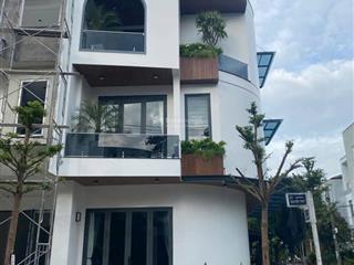 Bán gấp nhà 3 tầng 2 mặt tiền, cách biển 400m, đủ tiện ích xung quanh, hướng tây nam