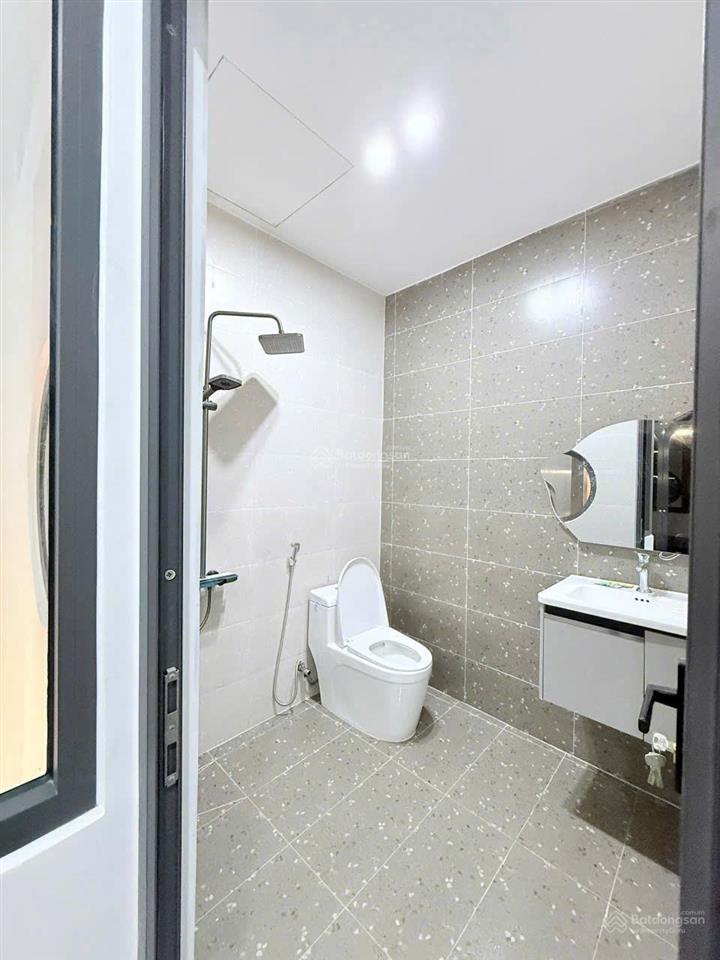Bán gấp nhà 3 tầng, nhà mới xây, đủ công năng, tặng kèm nội thất, sổ hồng chính chủ, vào ở ngay