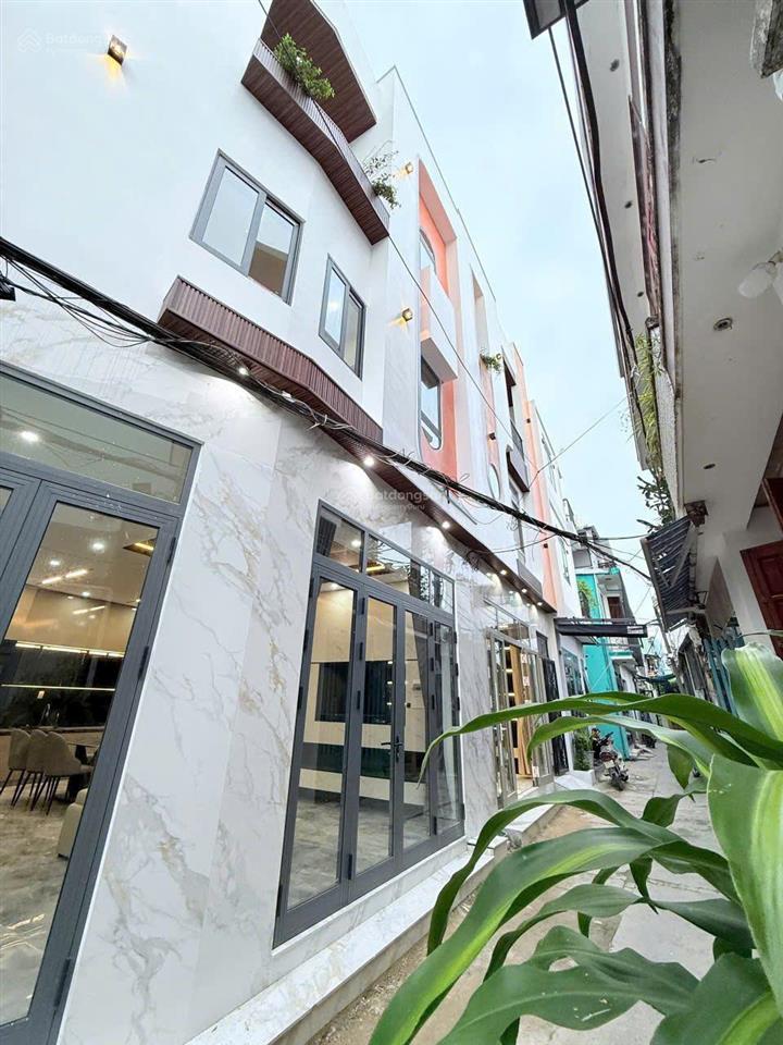 Bán gấp nhà 3 tầng, nhà mới xây, đủ công năng, tặng kèm nội thất, sổ hồng chính chủ, vào ở ngay