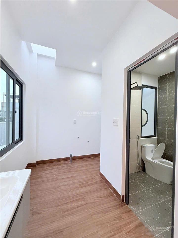 Bán gấp nhà 3 tầng, nhà mới xây, đủ công năng, tặng kèm nội thất, sổ hồng chính chủ, vào ở ngay