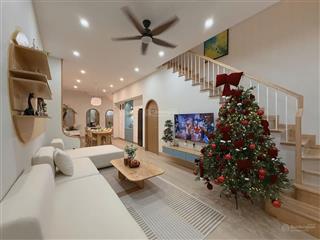 Bán gấp nhà sân vườn 2 mê đúc, đủ công năng, ban công thư giãn, full nội thất