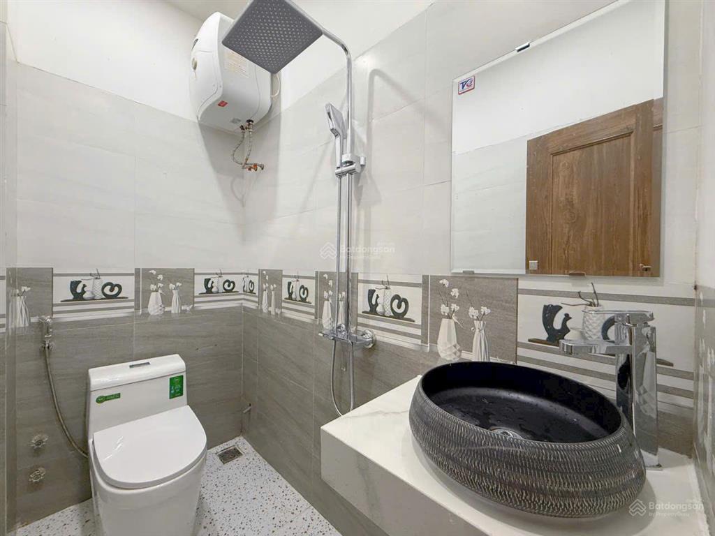 Bán gấp nhà 3 tầng đủ công năng, hướng đông nam, kiệt ô tô, tiện ích xung quanh