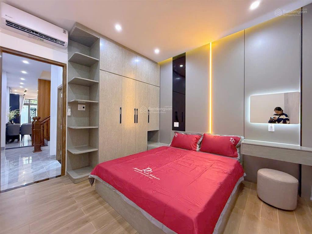 Bán gấp nhà 3 tầng đủ công năng, hướng đông nam, kiệt ô tô, tiện ích xung quanh