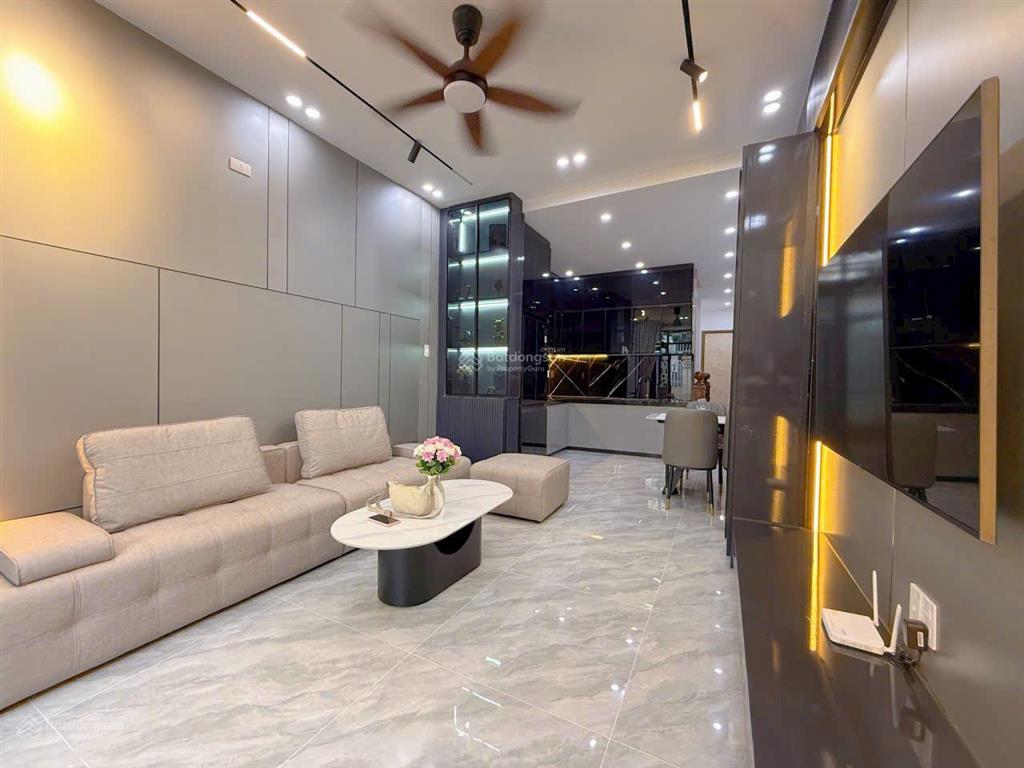 Bán gấp nhà 3 tầng đủ công năng, hướng đông nam, kiệt ô tô, tiện ích xung quanh