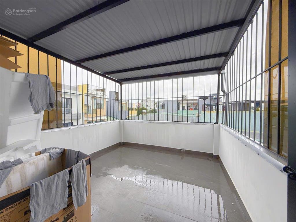 Bán gấp nhà 3 tầng đủ công năng, hướng đông nam, kiệt ô tô, tiện ích xung quanh