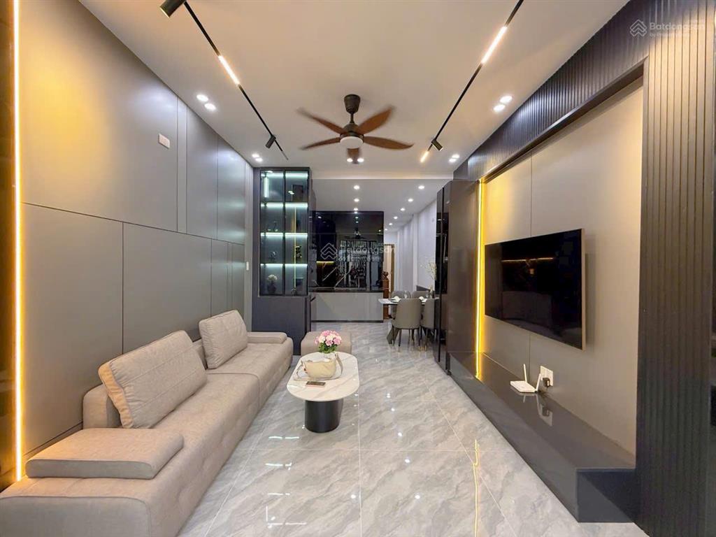 Bán gấp nhà 3 tầng đủ công năng, hướng đông nam, kiệt ô tô, tiện ích xung quanh