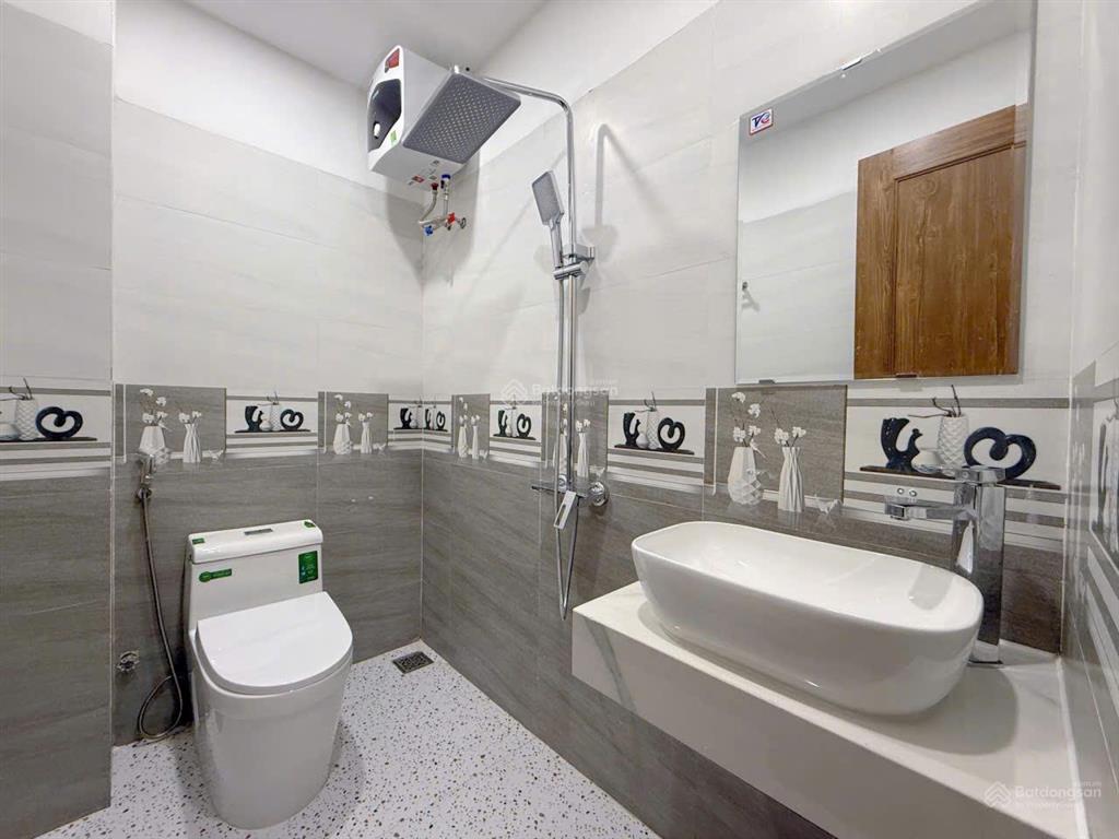 Bán gấp nhà 3 tầng đủ công năng, hướng đông nam, kiệt ô tô, tiện ích xung quanh