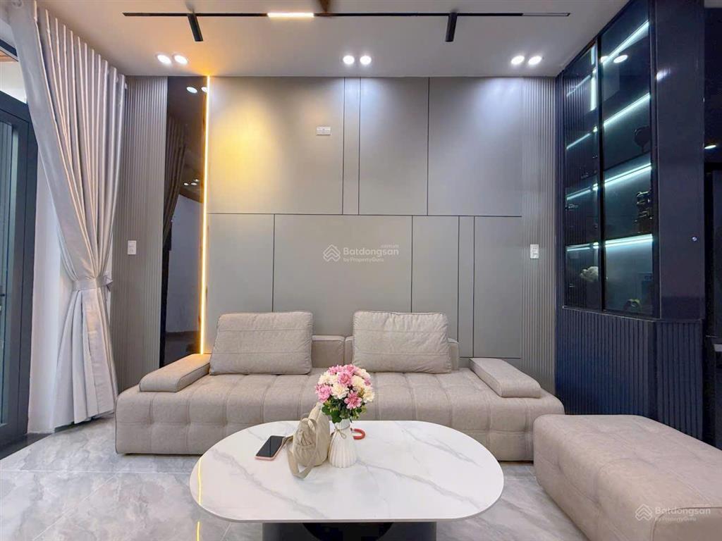 Bán gấp nhà 3 tầng đủ công năng, hướng đông nam, kiệt ô tô, tiện ích xung quanh