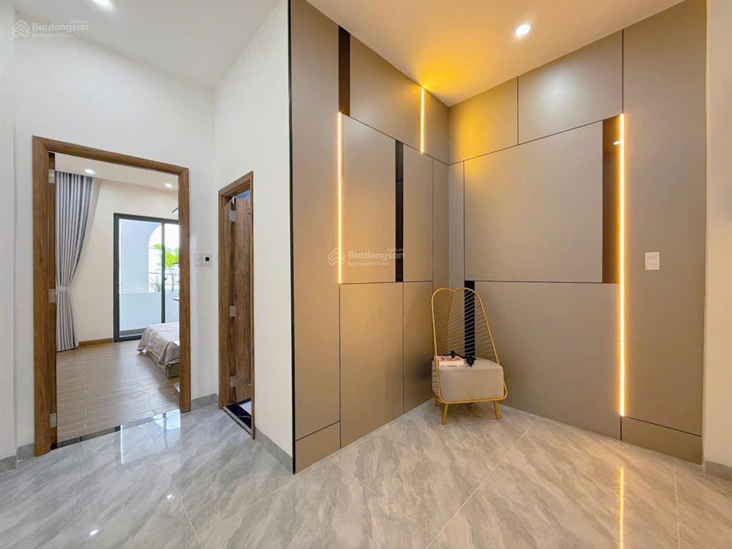 Bán gấp nhà 3 tầng đủ công năng, hướng đông nam, kiệt ô tô, tiện ích xung quanh