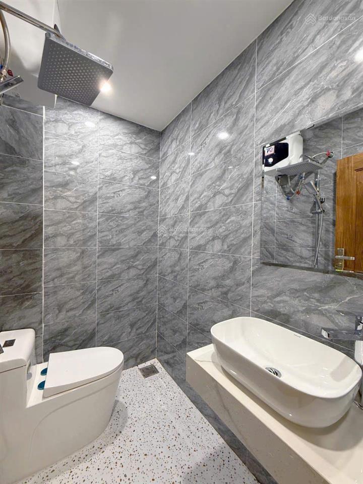 Bán gấp nhà 3 tầng đủ công năng, hướng đông nam, kiệt ô tô, tiện ích xung quanh