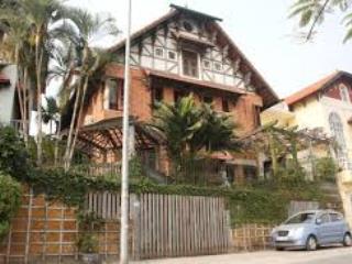 Bán biệt thự đường tây hồ, phường quảng an, đi bộ ra mặt hồ quảng bá 200m. giá chỉ 300tr/m2.