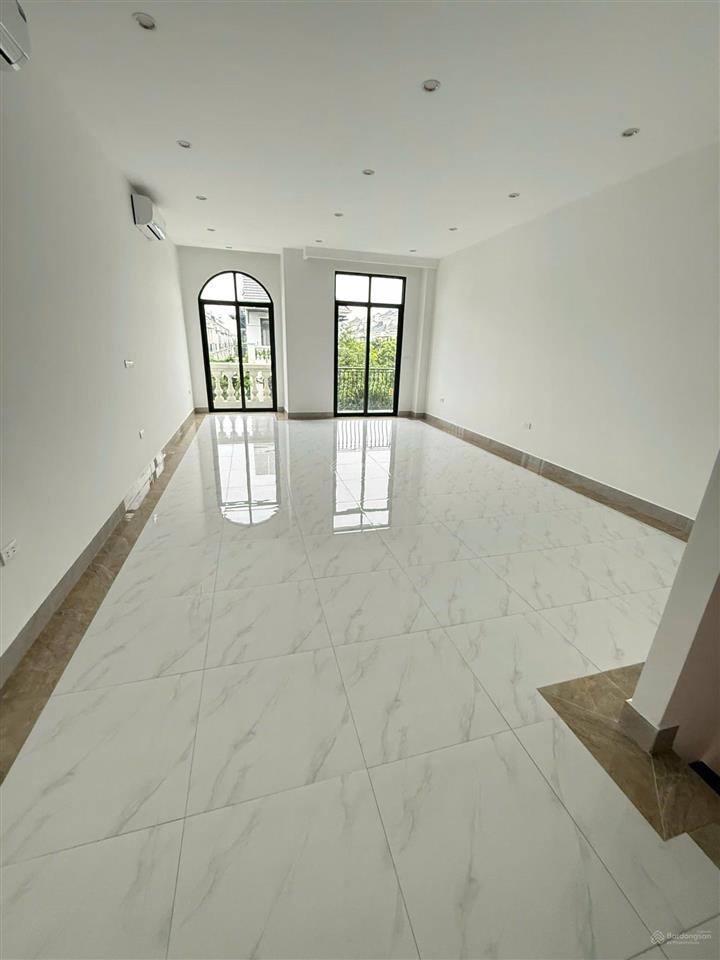 Giá 20tr cho thuê shophouse 5 tầng hoàn thiện đẹp long lanh rẻ nhất vinhomes gia lâm hà nội