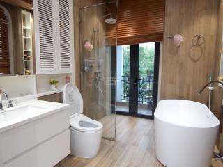 Biệt thự mặt hồ cự khối long biên  rộng 220m 4tầng mt 10m  giá rẻ chỉ 31.5 tỷ