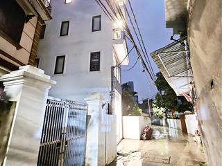 Thạch bàn long biên  thông ôtô 7 chỗ  diện tích 52m2 6 tầng thang máy lô góc  có 9tỷ3