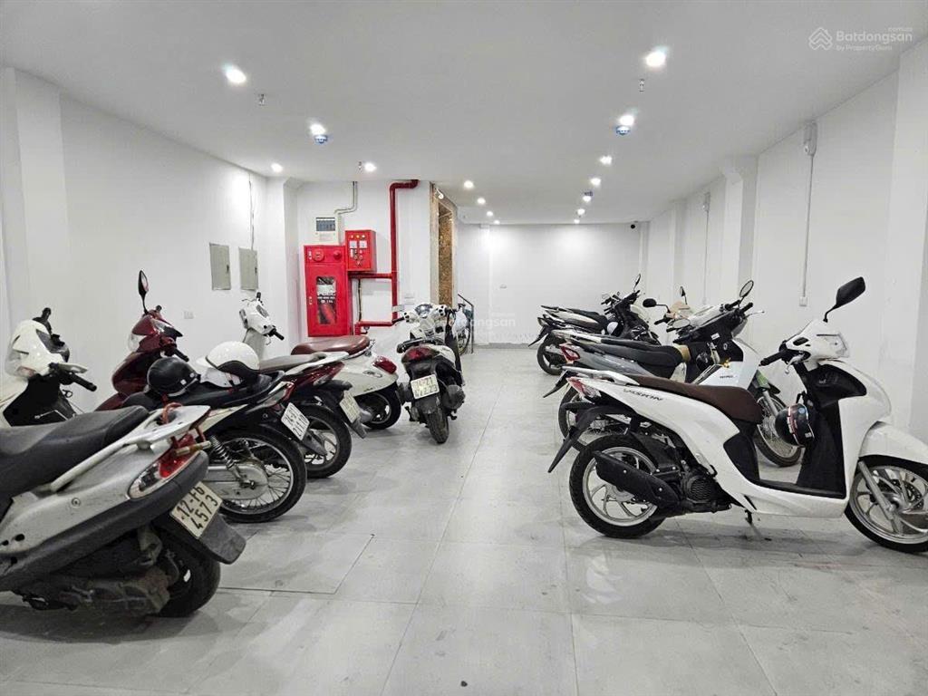 Bán toà ccmn cầu diễn, lô góc, thang máy, pccc, ô tô, 68m, 7 tầng, 13 phòng kk, dt 70 triệu/tháng