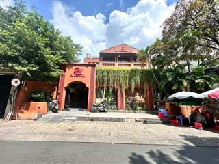 Bán nhà mt dương quảng hàm quận gò vấp. dt 5530m2. đang kinh doanh 1.2 tỷ/tháng. giá bán 300 tỷ