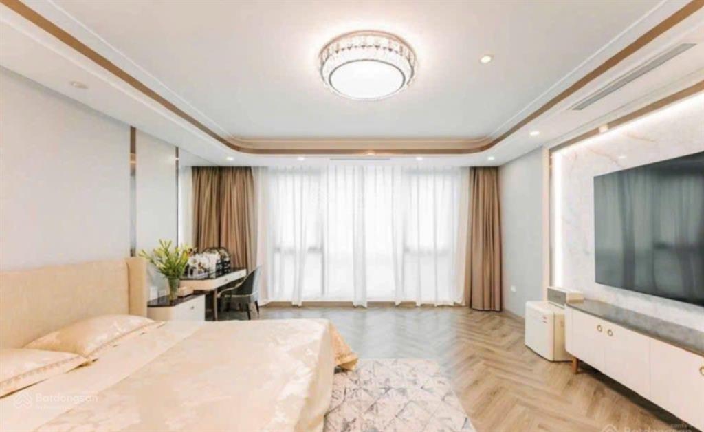 Bán toà nhà 9 tầng, hầm, phố nghĩa tân, 70m2, mt 5.5m thông sàn, vị trí kinh doanh, giá 38 tỷ