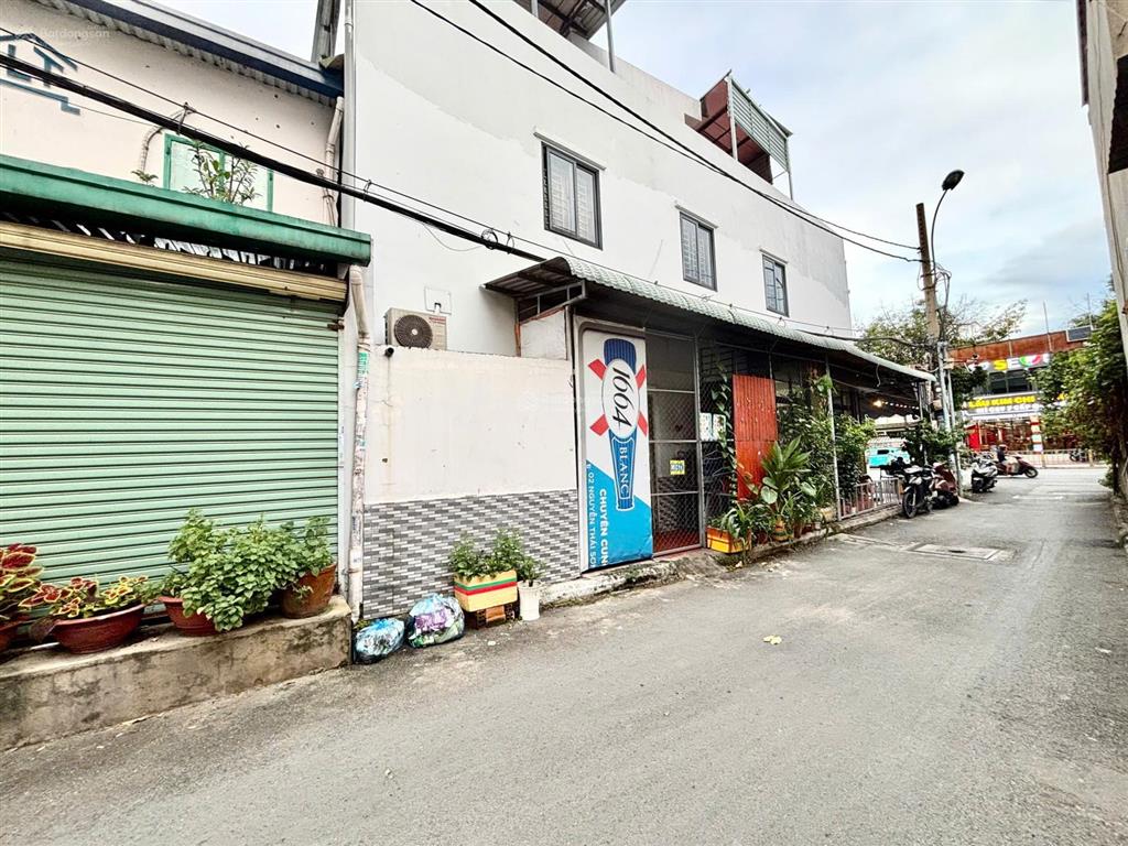 Nhà hẻm ô tô ngang 5.5x8m ngay trường thpt tây thạnh, kcn tân bình. cách mt tây thạnh chỉ 1 căn nhà