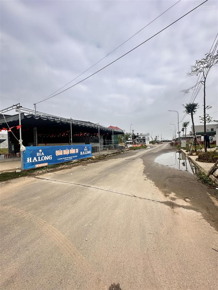 Đầu ve trục chính mb đồng su, thành phố sầm sơn, hướng đông, kd tốt, dt 100m2, mt 5m. giá 2 tỷ