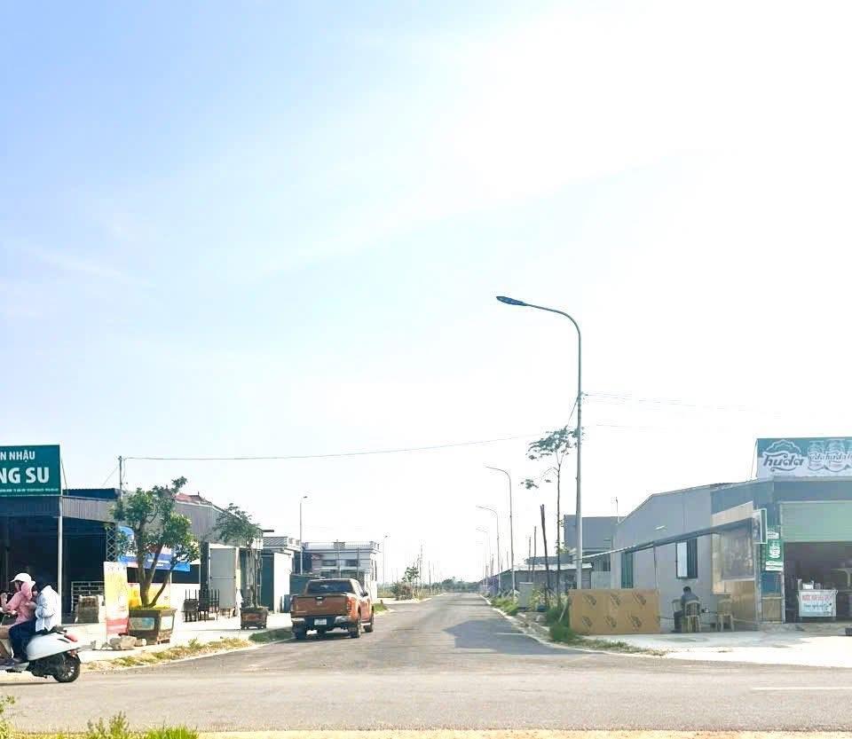 Đầu ve trục chính mb đồng su, thành phố sầm sơn, hướng đông, kd tốt, dt 100m2, mt 5m. giá 2 tỷ