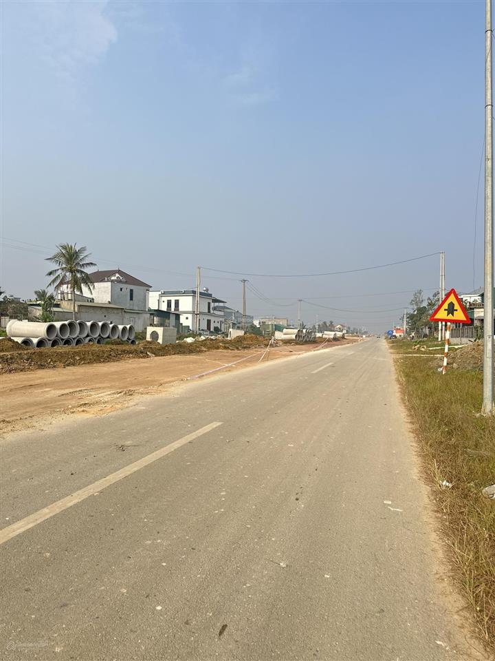 Đầu ve trục chính mb đồng su, thành phố sầm sơn, hướng đông, kd tốt, dt 100m2, mt 5m. giá 2 tỷ