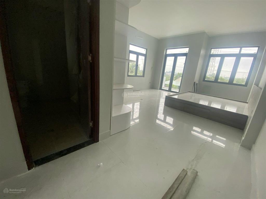 Giáp cầu lớn hóc môn 2.207m2 cây lâu năm và 1 căn nhà với 100m2 thổ mặt tiền đường 15m giá 9,5 tỷ
