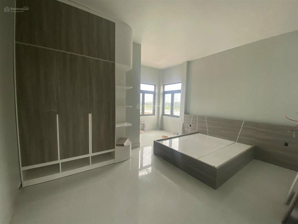 Giáp cầu lớn hóc môn 2.207m2 cây lâu năm và 1 căn nhà với 100m2 thổ mặt tiền đường 15m giá 9,5 tỷ