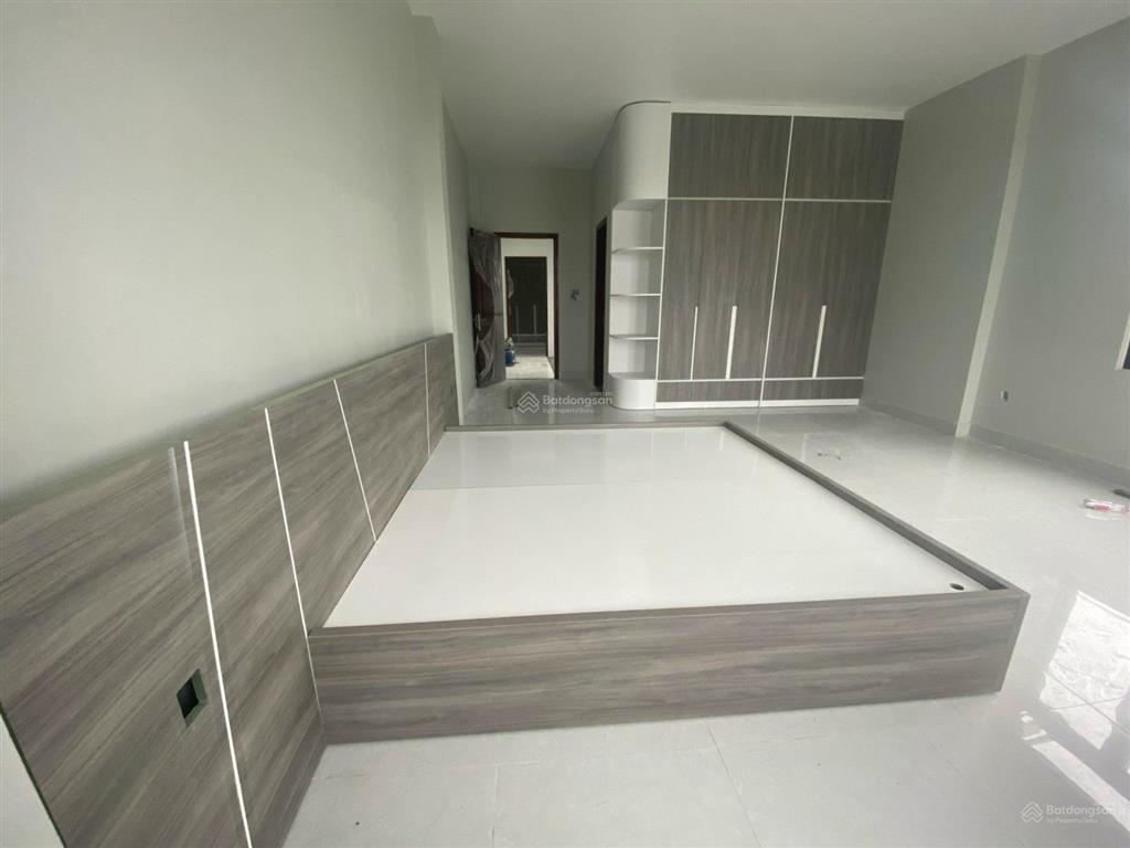 Giáp cầu lớn hóc môn 2.207m2 cây lâu năm và 1 căn nhà với 100m2 thổ mặt tiền đường 15m giá 9,5 tỷ