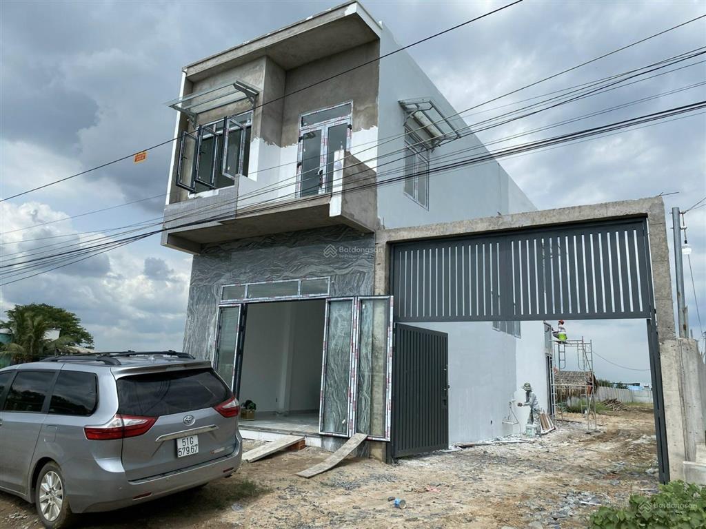 Giáp cầu lớn hóc môn 2.207m2 cây lâu năm và 1 căn nhà với 100m2 thổ mặt tiền đường 15m giá 9,5 tỷ